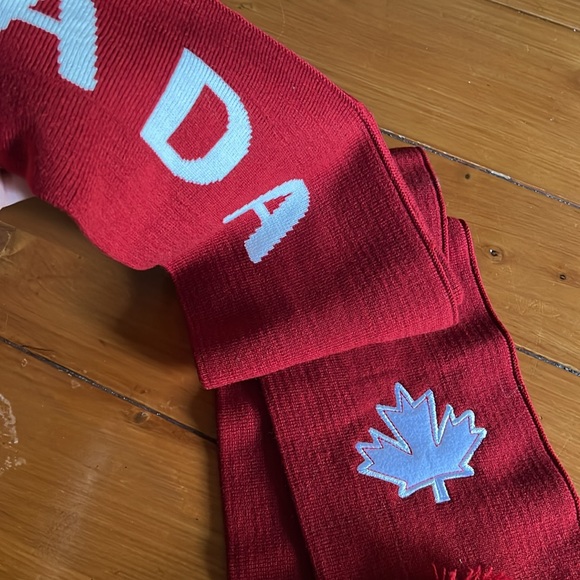 Canada Scarf - Picture 2 of 4